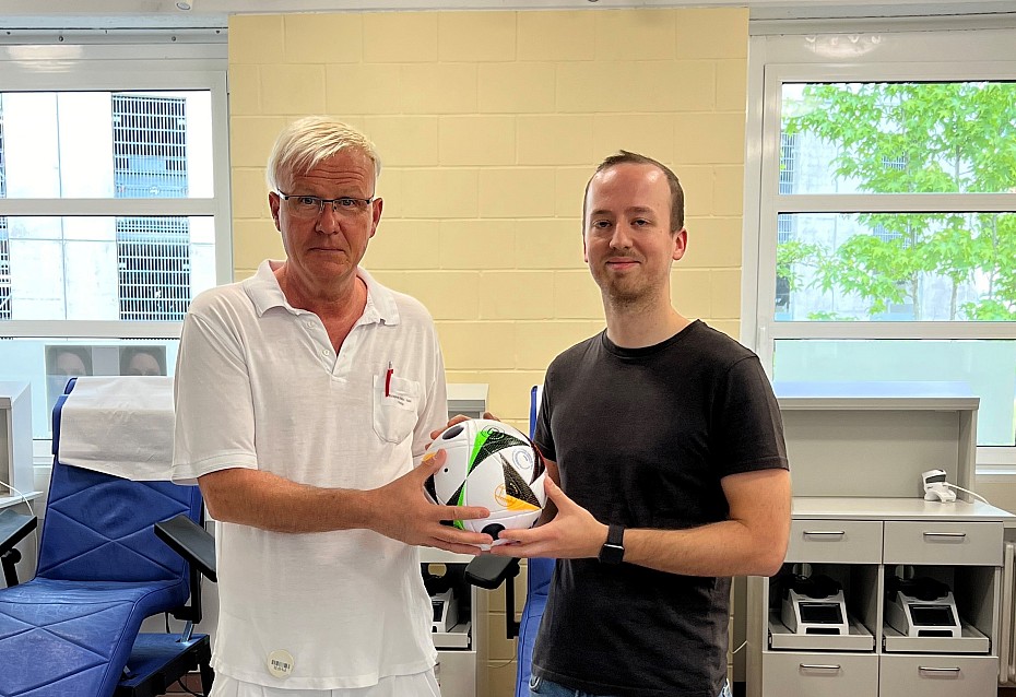 Dominik Schmidt erhält den adidas Ball