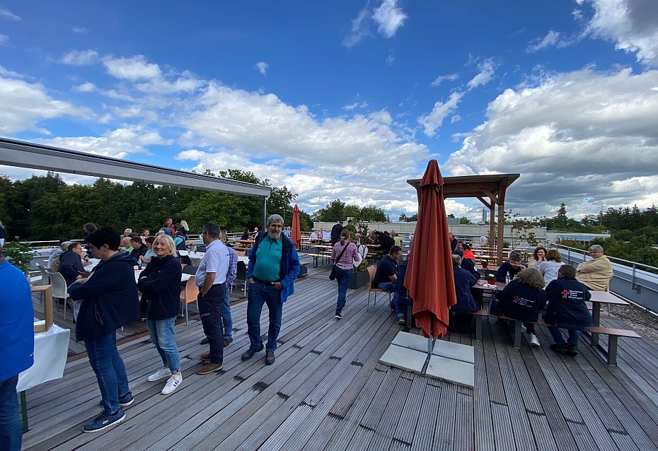 Gute gefüllte Terrasse