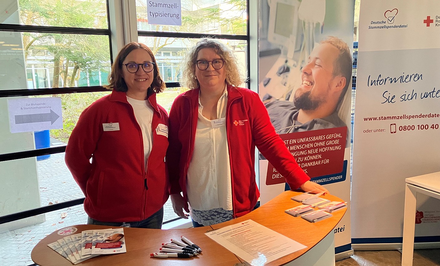 Freuen sich über die vielen neuen LebensretterInnen: Eva Birkmeier und Angela Krauß Eva Birkmeier und Angela Krauß werben für die Stammzellenspenderregistrierung