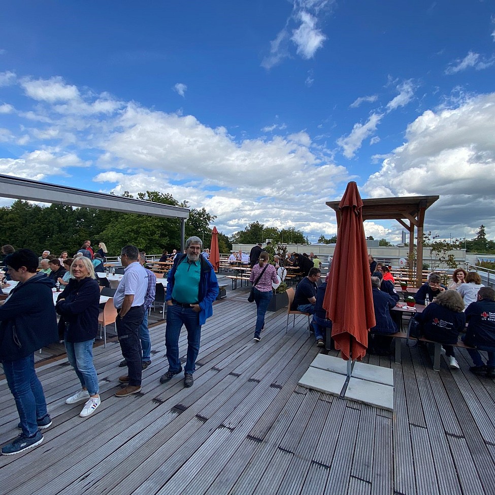 Gute gefüllte Terrasse